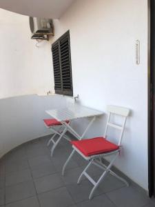 2 sillas y una mesa en una habitación con ventana en Apartamento en Dénia a pie de playa, en Denia
