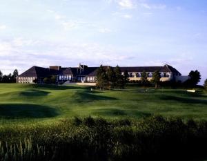 uma casa grande num campo de golfe com um verde em Lone Tree Golf Club and Hotel em Lone Tree