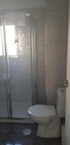 e bagno con servizi igienici bianchi e doccia. di Bubu Beach 2-A a Los Cristianos Altre 16 foto