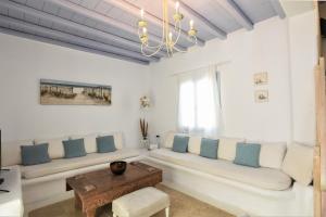 Posezení v ubytování BLUE DAISY House, Ornos, by MyconBay Mykonos