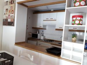 畢斯卡斯的住宿－Biescas San Roque，厨房配有白色橱柜和炉灶烤箱。
