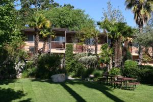 A garden outside Adelaide Inn