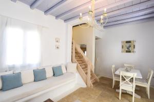 Posezení v ubytování BLUE DAISY House, Ornos, by MyconBay Mykonos