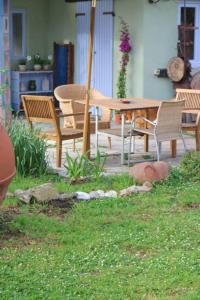 A garden outside Lo Chalet dell'Artista