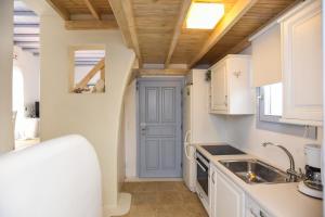 Kuchyň nebo kuchyňský kout v ubytování BLUE DAISY House, Ornos, by MyconBay Mykonos