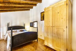 アルカモ・マリーナにあるCottage Hillのベッドルーム1室(ベッド1台、木製クローゼット付)