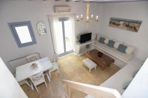 TV a/nebo společenská místnost v ubytování BLUE DAISY House, Ornos, by MyconBay Mykonos