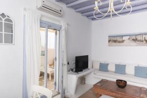 TV a/nebo společenská místnost v ubytování BLUE DAISY House, Ornos, by MyconBay Mykonos