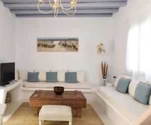 Posezení v ubytování BLUE DAISY House, Ornos, by MyconBay Mykonos