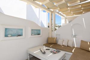 Posezení v ubytování BLUE DAISY House, Ornos, by MyconBay Mykonos