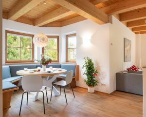 a dining room with a table and chairs at Villa Ruah in Weissensee