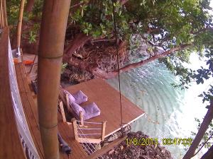 una vista aérea de un columpio en el agua en Hidden Cove Eco Retreat en Luganville