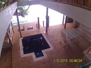 uma vista superior de um deque com uma piscina em Hidden Cove Eco Retreat em Luganville