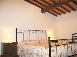 une chambre avec un lit et un plafond en bois dans l'établissement Agriturismo Martignana Alta, à Empoli 79 autres photos