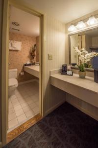 A bathroom at Lakeview Golf Resort