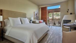 A bed or beds in a room at Four Seasons Resorts Scottsdale at Troon North