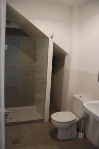 ein Badezimmer mit Dusche, Toilette und Waschbecken in der Unterkunft Bonito y espacioso apartamento al lado de la playa. in Tías + 6 Fotos