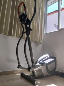 - un vélo d'appartement dans une chambre avec fenêtre dans l'établissement Hotel Arbol de Sueños, à San Salvador