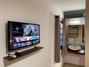 TV a/nebo společenská místnost v ubytování Praia do Forte Suites