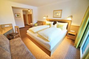 ein Schlafzimmer mit einem großen Bett in einem Zimmer in der Unterkunft Hotel Glocknerhof in Berg im Drautal