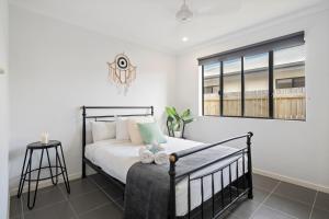 A bed or beds in a room at Whitsundays Paradise by the Port