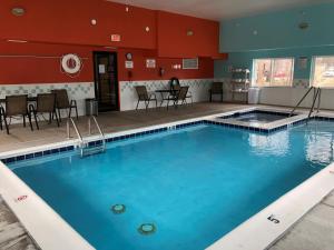 a pool at a hospital with chairs and a table at Stay Wise Inn Cedaredge in Cedaredge
