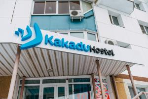 una señal del hospital Kalispell en la parte delantera de un edificio en Kakadu Hostel, en Khabarovsk