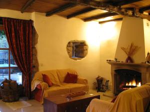 a living room with a couch and a fireplace at A Lagosta Perdida in Montezinho
