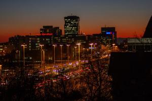 una città illuminata di notte con luci di strada di Note Luxury Apartments a Zagabria