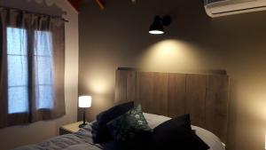 a bedroom with a bed with a wooden head board at Cabañas Cerros del Sol in Merlo