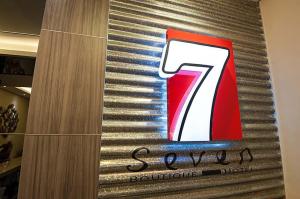 Certifikát, hodnocení, plakát nebo jiný dokument vystavený v ubytování Seven Hotel