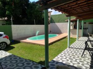 a backyard with a hot tub in a yard at Casa Arembepe com Piscina in Camaçari