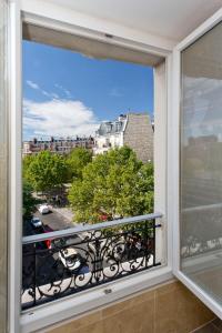 una ventana con vista a una ciudad en Hipotel Belgrand Edith Piaf, en París