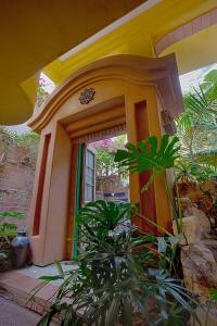 una pequeña casa de color amarillo y rojo en Secret Garden Inn en San Diego