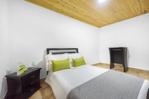Postel nebo postele na pokoji v ubytování Hotel Casa Normandia