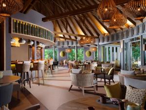 Restaurace v ubytování Vakkaru Maldives - 30 percent off on seaplane transfers for stays until 19 Dec 2025