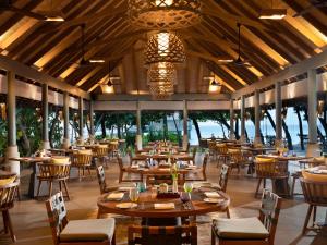 Restaurace v ubytování Vakkaru Maldives - 30 percent off on seaplane transfers for stays until 19 Dec 2025
