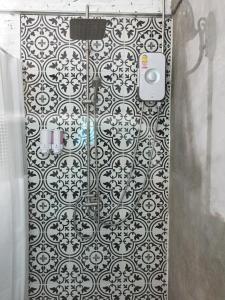 a bathroom with a black and white patterned shower curtain at Home Ayutthaya in Phra Nakhon Si Ayutthaya