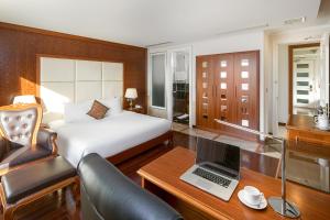 Giường trong phòng chung tại Samdi Da Nang Central Hotel