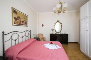 a bedroom with a pink bed with a pink blanket at A casa di Rossella in Catania