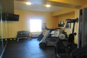 un gimnasio con varias máquinas de correr y una ventana en Best Western Crater Lake Highway White City/Medford, en White City