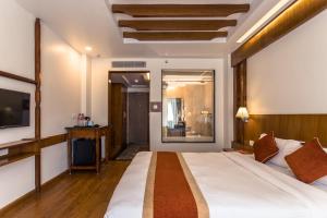 Llit o llits en una habitació de Landmark Pokhara