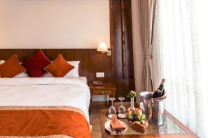 Llit o llits en una habitació de Landmark Pokhara
