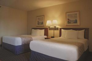 ein Hotelzimmer mit 2 Betten und 2 Lampen in der Unterkunft La Quinta by Wyndham El Paso West Bartlett in El Paso