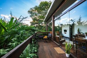 an open balcony with a view of plants at Villa Mulyono 2 in Batu