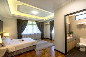 Postel nebo postele na pokoji v ubytování Tanjung Puteri Golf and Resort Malaysia