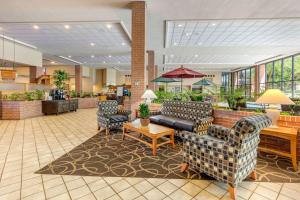 un hall avec des canapés et des chaises dans un hôpital dans l'établissement Quality Inn Exit 4 Clarksville, à Clarksville