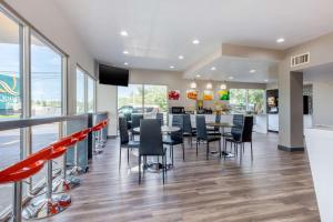 comedor y cocina con barra y sillas en Quality Inn Auburn Campus Area I-85, en Auburn