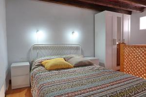 a bedroom with a bed with two pillows on it at Cozy House 5 min from the Historic Center of Galdar in Gáldar