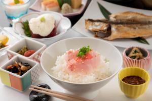 uma mesa com pratos de comida e tigelas de arroz em Kaiyutei em Kawazu